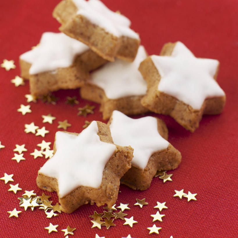 点心,无人,方图,俯视,室内,特写,白天,桌面,桌子,圣诞节,一堆,许多,阴影,堆叠,堆积,红色背景,节日,庆祝,反射,木制,影子,星星,食品,曲奇,很多,文化,食物,木制品,饼干,零食,庆典,星形,摄影,影棚,纪念,堆,五角形,曲奇饼,曲奇饼干,五角星,彩图,高角度拍摄,影棚拍摄,拍摄