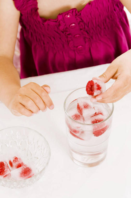 西方人,儿童,手,一个人,坐,竖图,俯视,室内,特写,白天,纯洁,水,桌面,桌子,浆果,杯子,水果,欧洲,欧洲人,双手,仅一个女性,仅一个人,握,阴影,服装,新鲜,反射,木制,液体,影子,冰,桑葚,桑椹,生食,冰块,食品,果实,拿,拿着,休闲装,饮用水,冷冻,玻璃制品,食物,一个,小孩,衣服,木制品,水杯,矿泉水,覆盆子,仅一个小孩,休闲,手部,休闲服,寒冷,可爱,童年,童趣,握着,服饰,有机食品,绿色食品,冷藏,单个,冰冷,童真,蒸馏水,烂漫,无邪,保鲜,熊果,熊梅,熊葡萄,天真,女孩,女人,女性,白种人,孩子,玻璃杯,坐着,半身,彩图,高角度拍摄,女生