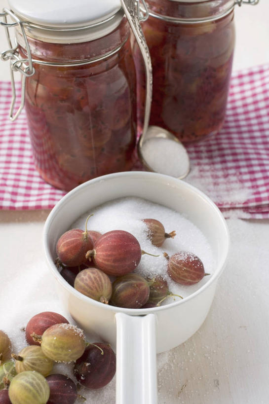 无人,竖图,俯视,室内,特写,白天,桌面,桌子,浆果,水果,玻璃,一堆,许多,阴影,堆叠,堆积,花纹,新鲜,反射,木制,布,图案,影子,陶瓷,灯笼果,调料,酱料,酱汁,生食,佐料,食品,糖,果实,陶瓷制品,调味品,很多,调味料,布纹,酱,玻璃制品,食物,两个,一个,玻璃瓶,木制品,瓶子,容器,碗,果酱,有机食品,绿色食品,单个,储藏,堆,布匹,储存,红醋栗,广口瓶,果子酱,醋栗,彩图,高角度拍摄,贮存