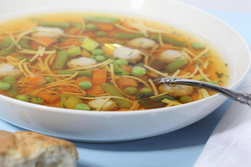 点心,面包,无人,横图,俯视,室内,特写,白天,烹饪,中餐,植物,桌面,桌子,豆,萝卜,胡萝卜,蔬菜,金属制品,阴影,新鲜,反射,金属,木制,影子,勺子,陶瓷,豆类,豆子,肉,汤,料理,食品,面点,陶瓷制品,菜肴,美食,肉类,食物,糕点,一个,木制品,容器,调羹,汤匙,碗,中式,佳肴,有机食品,绿色食品,单个,储藏,储存,肉食,豆科,白面包,青大豆,青豆,红萝卜,甘荀,彩图,高角度拍摄,贮存