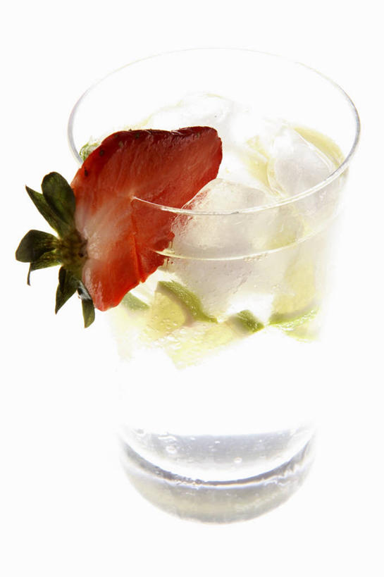 无人,竖图,俯视,室内,特写,白天,白色背景,水,桌面,桌子,草莓,浆果,杯子,水果,阴影,新鲜,反射,木制,液体,影子,冰,生食,冰块,食品,果实,饮用水,冷冻,玻璃制品,食物,一个,木制品,水杯,矿泉水,寒冷,摄影,有机食品,绿色食品,影棚,冷藏,单个,冰冷,横截面,剖面,蒸馏水,酸橙,保鲜,代代,截面,截面图形,玻璃杯,洋莓,水果皇后,红莓,地莓,橙子,橙,彩图,高角度拍摄,影棚拍摄,拍摄