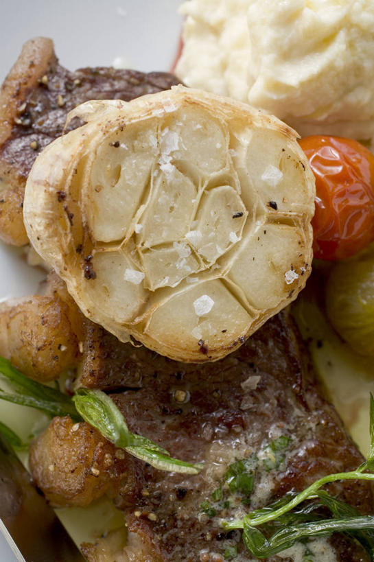 无人,竖图,俯视,室内,特写,白天,烹饪,西餐,桌面,桌子,蔬菜,蒜,叶子,阴影,新鲜,反射,木制,影子,肉,牛排,牛肉,料理,食品,绿叶,蒜头,菜肴,美食,肉类,食物,木制品,嫩叶,西式,佳肴,有机食品,绿色食品,肉食,胡蒜,叶,叶片,大蒜,彩图,高角度拍摄