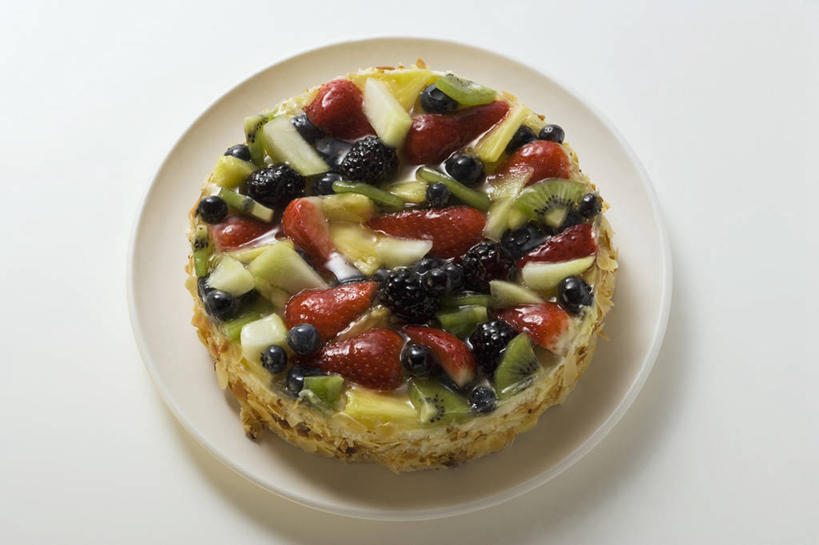 点心,无人,横图,俯视,室内,特写,白天,白色背景,下午茶,桌面,桌子,草莓,浆果,猕猴桃,餐具,水果,阴影,新鲜,反射,木制,碟子,盘,影子,生食,食品,甜点,甜品,果实,食物,糕点,一个,盘子,木制品,碟,甜食,奶油,奶油蛋糕,摄影,有机食品,绿色食品,影棚,单个,乳制品,激凌,克林姆,淇淋,磅蛋糕,洋莓,水果皇后,奇异果,猕猴梨,红莓,地莓,彩图,高角度拍摄,影棚拍摄,拍摄,蛋糕