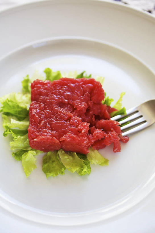 无人,竖图,俯视,室内,特写,白天,白色背景,烹饪,西餐,植物,桌面,桌子,蔬菜,餐具,叶子,金属制品,阴影,新鲜,反射,金属,木制,叉子,碟子,盘,纹理,影子,肉,牛肉,料理,食品,绿叶,菜肴,美食,肉类,食物,一个,红色,绿色,盘子,木制品,碟,嫩叶,西式,摄影,佳肴,有机食品,绿色食品,影棚,单个,肉食,餐叉,肌理,叶,叶片,叶脉,进餐用具,彩图,高角度拍摄,影棚拍摄,拍摄