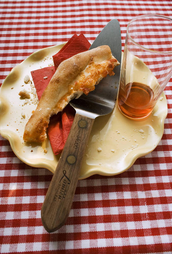 无人,竖图,俯视,室内,特写,白天,烹饪,西餐,桌面,桌子,杯子,金属制品,阴影,朦胧,模糊,反射,金属,木制,布料,铲子,影子,料理,食品,披萨,匹萨,布纹,菜肴,美食,玻璃制品,桌布,食物,一个,餐巾,木制品,水杯,台布,快餐,西式,佳肴,单个,比萨,西式快餐,垃圾食品,意大利薄饼,保洁方巾,口布,玻璃杯,彩图,高角度拍摄