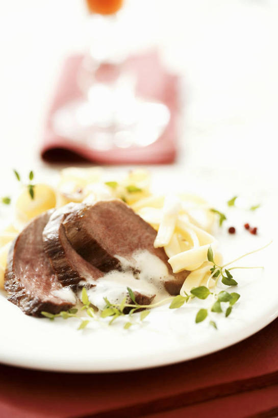 面食,面条,意大利面,无人,竖图,俯视,室内,特写,白天,西餐,植物,桌面,桌子,餐具,叶子,阴影,花纹,朦胧,模糊,反射,木制,布,碟子,盘,图案,纹理,影子,面,肉,料理,食品,绿叶,布纹,鸭肉,肉类,食物,绿色,盘子,木制品,碟,嫩叶,西式,布匹,肉食,肌理,叶,叶片,叶脉,彩图,高角度拍摄