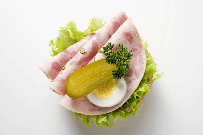 点心,面包,无人,横图,俯视,室内,特写,白天,白色背景,植物,桌面,桌子,黄瓜,蔬菜,叶子,阴影,新鲜,反射,木制,纹理,影子,生菜,莴苣,蛋,鸡蛋,肉,食品,面点,绿叶,火腿,猪肉,肉类,食物,腌制,糕点,绿色,木制品,嫩叶,摄影,有机食品,绿色食品,影棚,肉食,小圆面包,豚肉,肌理,春菜,鹅仔菜,莴仔菜,千金菜,卵,叶用莴苣,熏制,火肉,兰熏,猪腿,叶,叶片,叶脉,青瓜,胡瓜,彩图,高角度拍摄,影棚拍摄,拍摄