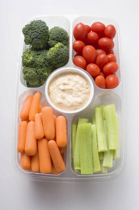 无人,竖图,俯视,室内,特写,白天,白色背景,桌面,桌子,萝卜,胡萝卜,芹菜,蔬菜,西红柿,小番茄,阴影,新鲜,反射,木制,影子,塑料,陶瓷,花菜,花椰菜,西兰花,调料,酱料,酱汁,佐料,食品,陶瓷制品,调味品,调味料,酱,盒子,食物,一个,木制品,容器,塑料制品,碗,摄影,有机食品,绿色食品,影棚,单个,储藏,椰菜花,储存,甘蓝花,小西红柿,樱桃小番茄,珍珠小番茄,樱桃番茄,药芹,水芹,圣女果,红萝卜,旱芹,甘荀,番茄,彩图,高角度拍摄,影棚拍摄,拍摄,贮存