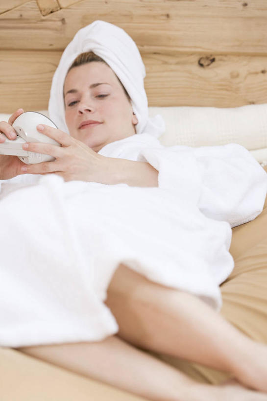 西方人,一个人,躺,竖图,室内,白天,正面,浴袍,床,欧洲,欧洲人,仅一个年轻女性,仅一个女性,仅一个人,纺织物,床单,注视,被子,白色,毛巾,观察,看,清洁,观看,保暖,察看,被单,关注,透气,按摩床,防水,储水,耐磨,吸水,卧着,年轻女性,女人,女性,白种人,躺着,卧,半身,彩图,汤帷子,浴衣,搓背床,理疗床,美容床,指压床