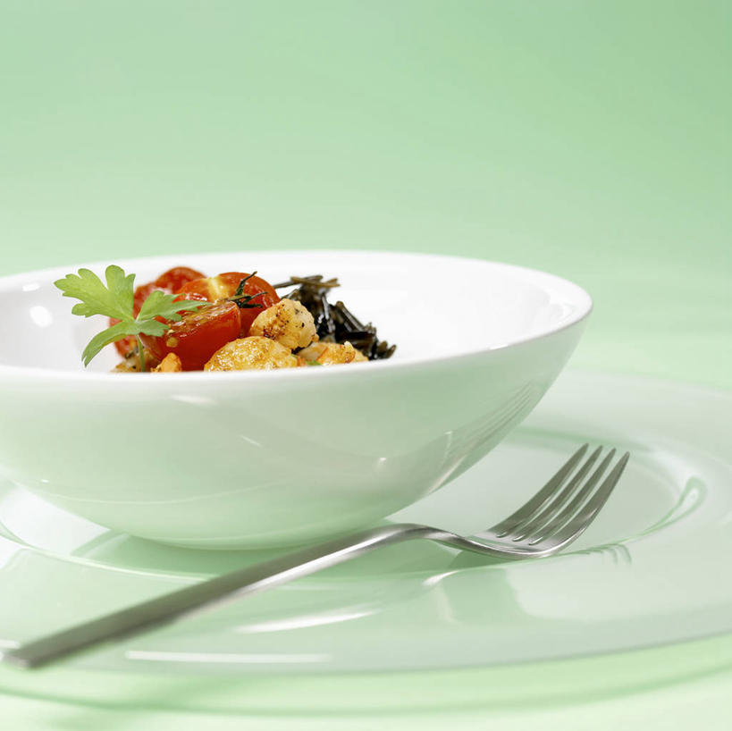 海鲜,无人,横图,俯视,室内,特写,白天,烹饪,西餐,植物,桌面,桌子,蔬菜,餐具,叶子,玻璃,金属制品,绿色背景,阴影,新鲜,反射,金属,木制,叉子,碟子,盘,纹理,影子,陶瓷,香菜,虾,料理,食品,绿叶,陶瓷制品,水产,菜肴,美食,大虾,海洋生物,玻璃制品,食物,一个,绿色,盘子,木制品,容器,碟,碗,嫩叶,西式,摄影,佳肴,有机食品,绿色食品,影棚,对虾,单个,储藏,储存,水生动物,海产品,水生物,海底动物,餐叉,斑节虾,胡菜,香荽,原荽,园荽,芫荽,肌理,胡荽,莞荽,芫茜,芫蓿,莚葛草,莚荽菜,东方对虾,中国对虾,叶,叶片,叶脉,进餐用具,彩图,高角度拍摄,影棚拍摄,拍摄,贮存