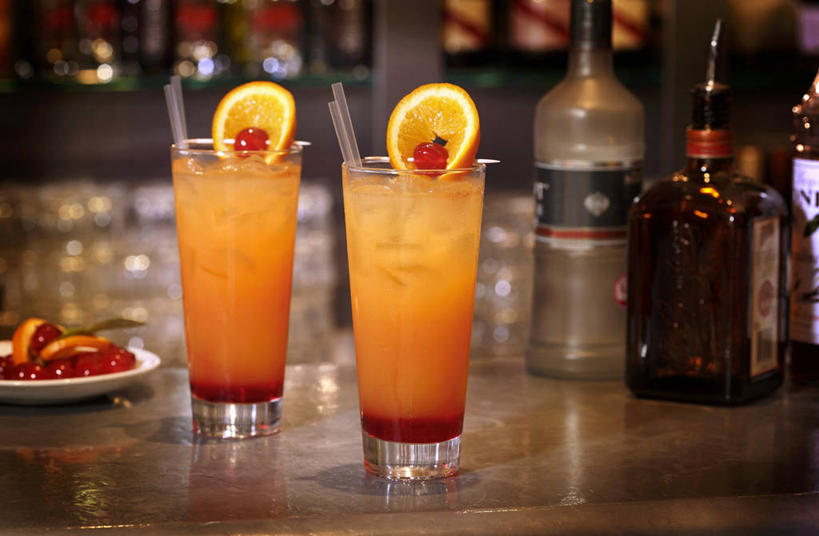 果汁,无人,酒吧,横图,室内,特写,白天,正面,桌面,桌子,柑橘,浆果,杯子,水果,阴影,朦胧,模糊,新鲜,反射,木制,影子,塑料,生食,食品,果实,饮品,玻璃制品,酒瓶,食物,饮料,两个,玻璃瓶,木制品,瓶子,水杯,塑料制品,吸管,百香果,西番莲,有机食品,绿色食品,曼越桔,蔓越橘,小红莓,空心,可口,酸莓,鸡蛋果,受难果,巴西果,饮管,适口,玻璃杯,橘子,桔子,橙子,橙,彩图,酒吧间,酒馆,圆柱状