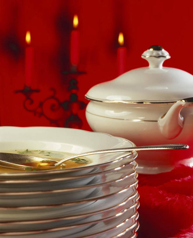 无人,竖图,室内,特写,白天,正面,烹饪,西餐,桌面,桌子,餐具,蜡烛,金属制品,一排,许多,阴影,朦胧,模糊,整齐,光线,金属,木制,碟子,壶,火焰,盘,影子,烛光,烛台,勺子,汤,料理,食品,很多,燃烧,菜肴,美食,水壶,食物,排列,盘子,茶壶,木制品,容器,调羹,碟,汤匙,点燃,西式,佳肴,堆,蜡烛架,队列,烛架,彩图