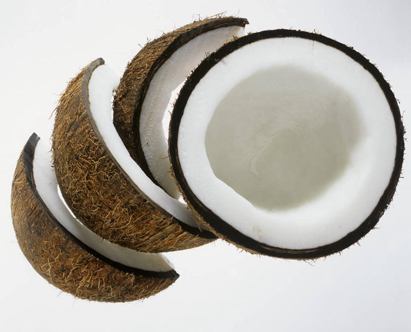 无人,横图,俯视,室内,特写,白天,白色背景,桌面,桌子,椰子,水果,一排,阴影,新鲜,整齐,反射,木制,影子,生食,食品,棕色,果实,食物,排列,白色,木制品,摄影,有机食品,绿色食品,影棚,堆,队列,横截面,剖面,大椰,胥余,椰瓢,越王头,截面,截面图形,彩图,高角度拍摄,影棚拍摄,拍摄