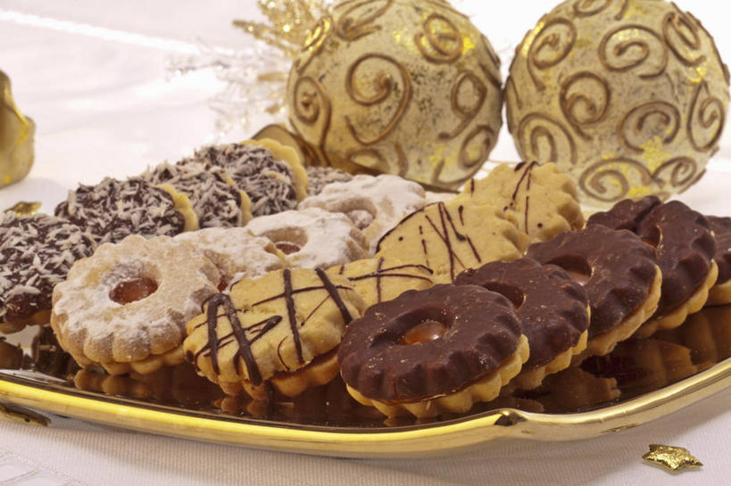 点心,无人,横图,俯视,室内,特写,白天,桌面,桌子,餐具,圣诞节,一排,许多,阴影,节日,庆祝,整齐,装饰,并列,并排,反射,木制,碟子,挂饰,盘,影子,食品,糖,糖果,甜点,甜品,圣诞球,曲奇,很多,文化,球,食物,排列,一个,盘子,木制品,碟,饼干,甜食,零食,巧克力,庆典,球体,单个,纪念,朱古力,黑巧克力,华丽,修饰,点缀,队列,平行,曲奇饼,曲奇饼干,衬托,美观,雅致,雅观,彩图,高角度拍摄