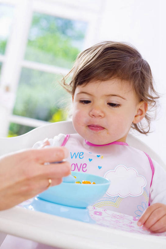 西方人,婴儿,儿童,两个人,家庭,母亲,坐,竖图,室内,白天,正面,婴儿服装,纯洁,植物,窗户,椅子,欧洲,欧洲人,握,朦胧,模糊,勺子,陶瓷,陶瓷制品,拿,围兜,拿着,注视,玻璃窗,树,树木,小孩,绿色,自然,餐巾,容器,调羹,汤匙,碗,观察,看,温暖,温馨,一家人,可爱,母爱,童年,童趣,握着,活泼,生长,成长,观看,储藏,和睦,察看,储存,关注,宝宝,儿童椅,婴儿椅,童真,纯真,烂漫,无邪,宝宝餐椅,宝宝椅,儿童餐椅,婴儿高脚椅,母婴,口水巾,食饭兜,婴儿围脖,婴儿围兜,伶俐,天真,年轻女性,女人,女性,白种人,孩子,年轻人,坐着,半身,彩图,婴儿服,融洽,贮存