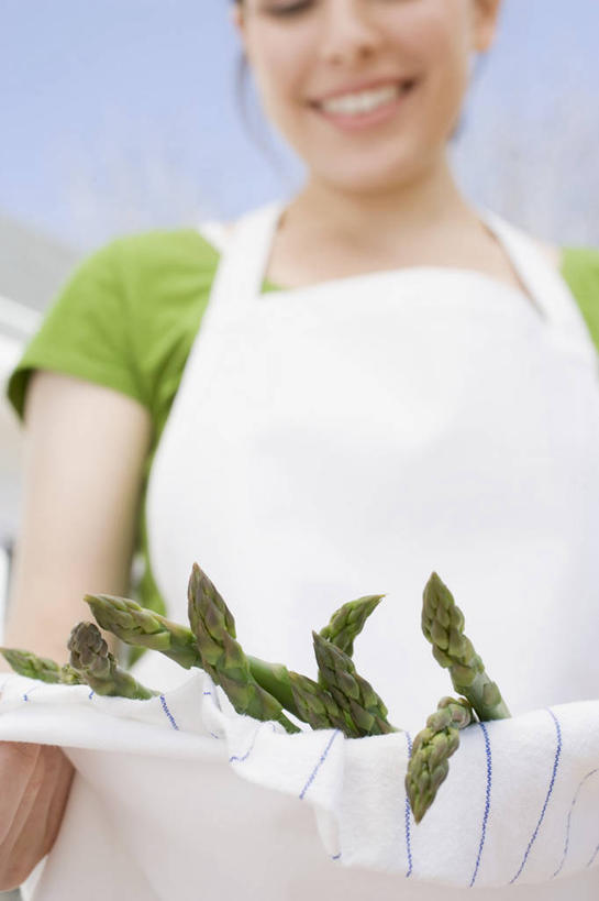 西方人,一个人,站,笑,微笑,露齿笑,竖图,室内,白天,仰视,芦笋,蔬菜,欧洲,欧洲人,仅一个年轻女性,仅一个女性,仅一个人,握,服装,新鲜,围裙,食品,拿,拿着,注视,休闲装,食物,衣服,低头,观察,看,站着,休闲,休闲服,握着,服饰,有机食品,绿色食品,观看,察看,关注,垂头,年轻女性,女人,女性,白种人,猪尾巴,药鸡豆子,石刁柏,蚂蚁杆,龙须菜,狼尾巴根,站立,半身,彩图,低角度拍摄