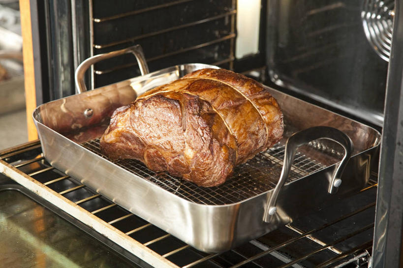 无人,横图,俯视,室内,特写,白天,烹饪,西餐,餐具,厨具,金属制品,一块,阴影,反射,金属,电器,碟子,烤炉,烤箱,盘,影子,肉,牛肉,料理,食品,菜肴,美食,肉类,食物,盘子,碟,西式,佳肴,家电,家用电器,肉食,炊具,烹饪用具,烹调用具,烹调,彩图,高角度拍摄,小家电