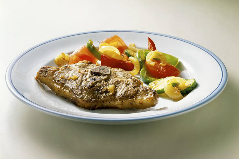 无人,横图,俯视,室内,特写,白天,烹饪,西餐,桌面,桌子,辣椒,蔬菜,餐具,阴影,新鲜,反射,木制,碟子,盘,影子,肉,羊排,料理,食品,羊肉,菜肴,美食,肉类,食物,一个,盘子,木制品,碟,西式,佳肴,有机食品,绿色食品,单个,肉食,彩椒,辣角,红海椒,大椒,辣虎,广椒,甜椒,柿子椒,辣子,海椒,番椒,灯笼椒,彩图,高角度拍摄