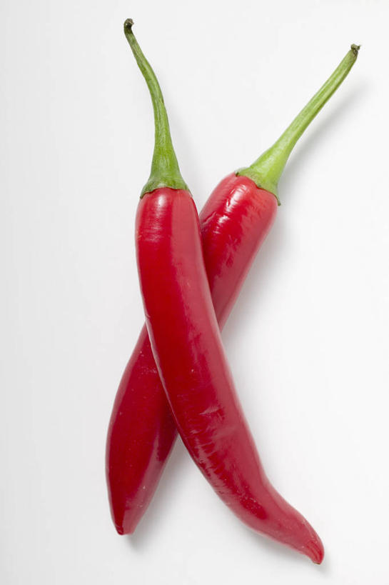 无人,竖图,俯视,室内,特写,白天,白色背景,桌面,桌子,辣椒,蔬菜,阴影,新鲜,反射,木制,影子,食品,食物,两个,红色,木制品,摄影,有机食品,绿色食品,影棚,辣角,红海椒,大椒,辣虎,广椒,辣子,红辣椒,海椒,番椒,彩图,高角度拍摄,影棚拍摄,拍摄