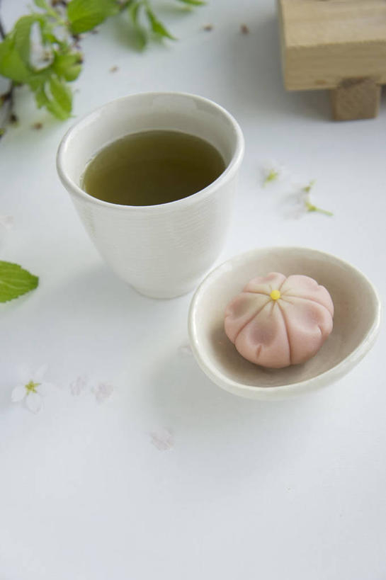 无人,竖图,俯视,室内,特写,白天,白色背景,幸福,植物,茶,桌面,桌子,杯子,叶子,阴影,节日,反射,木制,纹理,影子,陶瓷,绿茶,茶叶,年糕,绿叶,陶瓷制品,文化,娱乐,一个,绿色,木制品,容器,水杯,碗,祈祷,享受,休闲,温馨,嫩叶,放松,乐趣,许愿,摄影,影棚,单个,纪念,储藏,祈求,祭祀,镜饼,提神,舒适,储存,醒脑,肌理,平安,叶,叶片,叶脉,茶杯,彩图,高角度拍摄,影棚拍摄,拍摄,不发酵茶,苦茗,贮存,传统文化