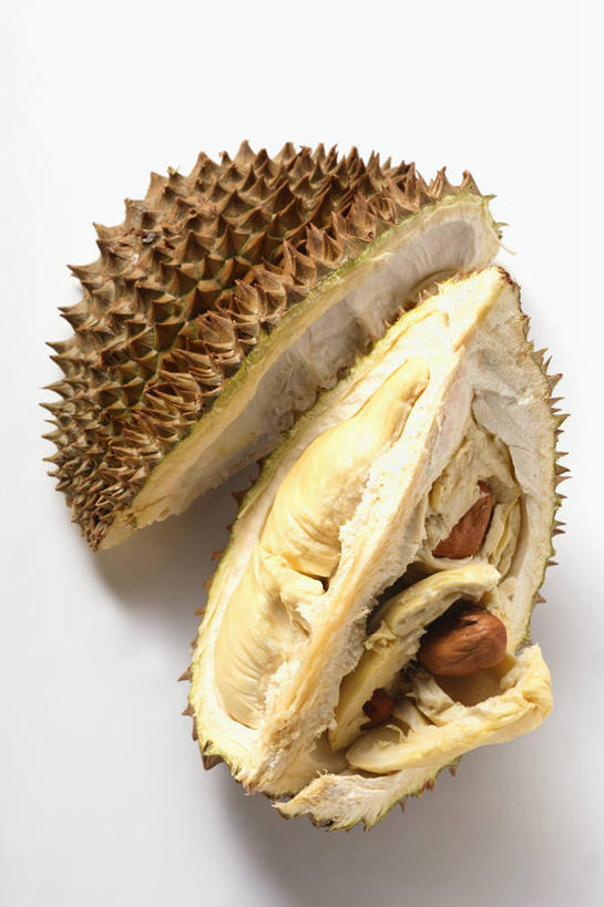 无人,竖图,俯视,室内,特写,白天,白色背景,桌面,桌子,水果,阴影,新鲜,反射,木制,影子,生食,食品,棕色,果实,榴莲,食物,木制品,摄影,有机食品,绿色食品,影棚,横截面,剖面,麝香猫果,水果之王,截面,截面图形,彩图,高角度拍摄,影棚拍摄,拍摄