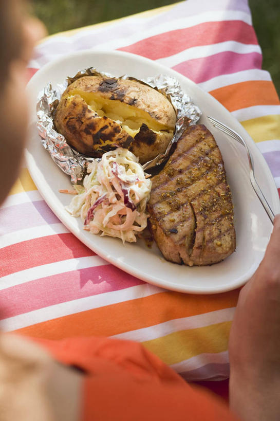 西方人,手,一个人,站,竖图,俯视,室内,特写,白天,烹饪,西餐,蔬菜,土豆,椰菜,卷心菜,餐具,欧洲,欧洲人,仅一个年轻女性,仅一个女性,仅一个人,握,花纹,服装,朦胧,模糊,新鲜,包装,包装纸,布,碟子,盘,图案,纸,肉,牛排,牛肉,料理,食品,纸张,拿,布纹,拿着,休闲装,菜肴,美食,肉类,食物,一个,衣服,盘子,碟,站着,休闲,手部,休闲服,甘蓝,西式,握着,服饰,佳肴,有机食品,绿色食品,单个,布匹,包装材料,牛皮纸,肉食,馍馍蛋,年轻女性,女人,女性,白种人,洋芋,山药蛋,马铃薯,结球甘蓝,甘兰,包心菜,站立,半身,彩图,高角度拍摄