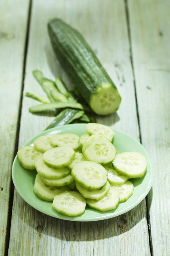 无人,竖图,俯视,室内,特写,白天,桌面,桌子,黄瓜,蔬菜,餐具,叶子,阴影,新鲜,反射,木制,碟子,盘,影子,食品,绿叶,食物,一个,盘子,木制品,碟,嫩叶,有机食品,绿色食品,单个,横截面,剖面,截面,截面图形,叶,叶片,青瓜,胡瓜,彩图,高角度拍摄