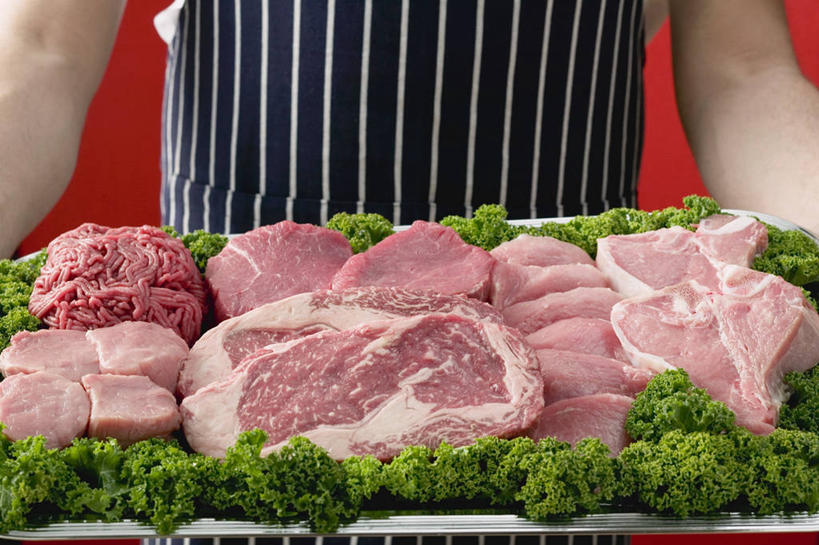 西方人,一个人,站,捧,横图,室内,特写,白天,正面,烹饪,西餐,餐具,叶子,金属制品,欧洲,欧洲人,仅一个男性,仅一个人,一排,红色背景,服装,整齐,纹路,金属,碟子,盘,围裙,纹理,肉,牛排,牛肉,料理,食品,绿叶,休闲装,猪肉,菜肴,美食,肉类,食物,排列,仅一个年轻男性,一个,衣服,红色,盘子,碟,站着,休闲,休闲服,嫩叶,西式,摄影,服饰,佳肴,影棚,单个,队列,肉食,豚肉,肌理,男人,男性,年轻男性,白种人,叶,叶片,端,端着,捧着,手捧,站立,半身,彩图,影棚拍摄,拍摄