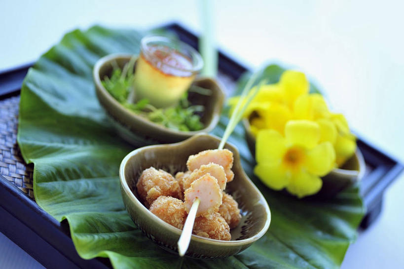 无人,横图,俯视,室内,特写,白天,植物,桌面,桌子,餐具,叶子,阴影,朦胧,模糊,盛开,反射,木制,碟子,盘,纹理,影子,陶瓷,肉,绿叶,陶瓷制品,丸子,花蕾,肉类,肉丸,花,花瓣,花朵,鲜花,一个,黄色,绿色,盘子,木制品,容器,碟,碗,花苞,花蕊,嫩叶,单个,储藏,储存,肉食,肌理,叶,叶片,叶脉,彩图,高角度拍摄,贮存