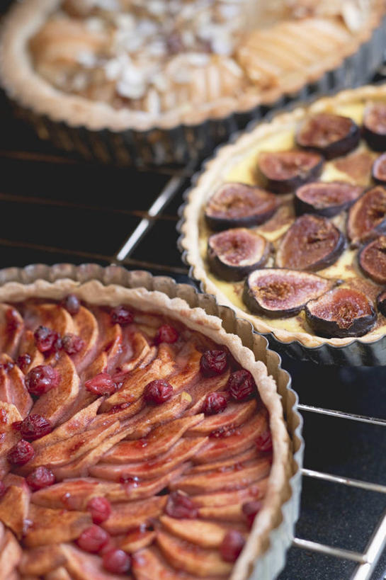 点心,无人,竖图,俯视,室内,特写,白天,烘焙,下午茶,无花果,水果,金属制品,阴影,新鲜,反射,金属,影子,生食,食品,果实,蛋挞,架子,食物,糕点,有机食品,绿色食品,横截面,剖面,冷却,冷却架,蛋塔,截面,截面图形,映日果,树地瓜,奶浆果,蜜果,彩图,高角度拍摄