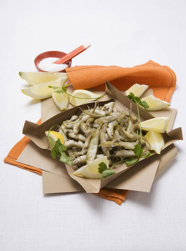 海鲜,无人,竖图,俯视,室内,特写,白天,白色背景,烹饪,西餐,桌面,桌子,柠檬,餐具,水果,叶子,阴影,新鲜,反射,木制,鱼,碟子,盘,影子,勺子,陶瓷,调料,肉,生食,盐,鱼肉,料理,食品,果实,绿叶,陶瓷制品,调味品,调味料,水产,菜肴,美食,肉类,鱼类,食盐,海洋生物,食物,一个,盘子,餐巾,木制品,容器,调羹,碟,汤匙,碗,嫩叶,西式,摄影,佳肴,有机食品,绿色食品,影棚,单个,储藏,储存,水生动物,海产品,横截面,水生物,剖面,肉食,海底动物,保洁方巾,口布,截面,截面图形,叶,叶片,益母果,柠果,彩图,高角度拍摄,影棚拍摄,拍摄,贮存