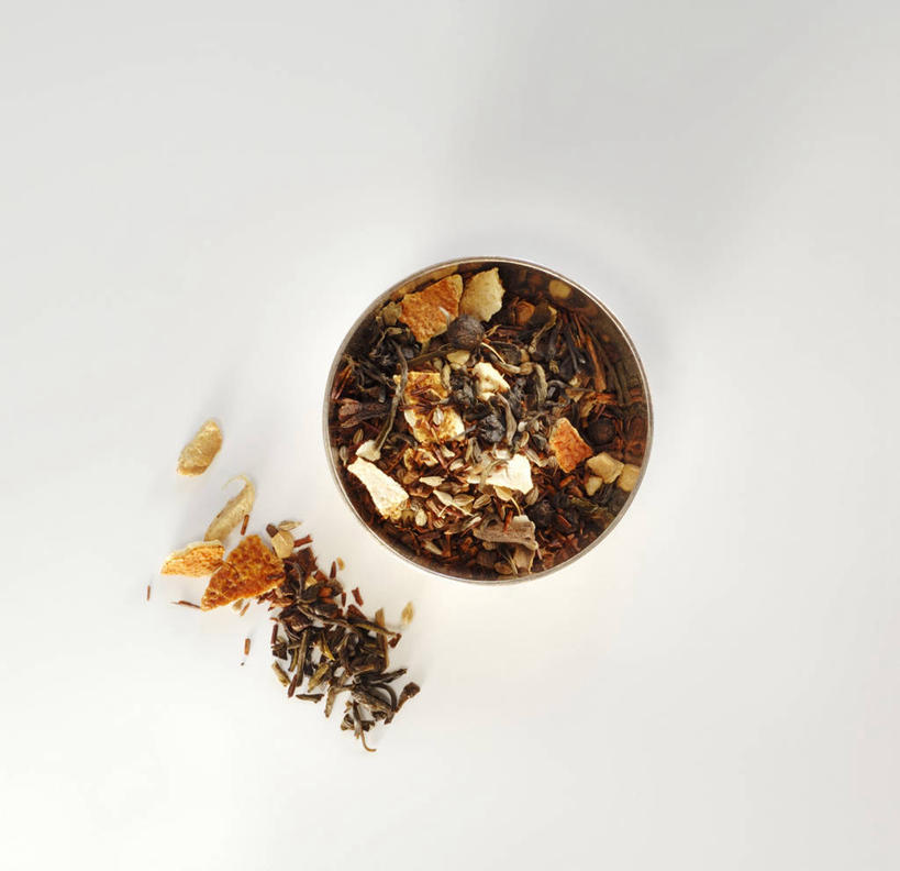 无人,横图,俯视,室内,特写,白天,白色背景,幸福,茶,桌面,桌子,一堆,许多,阴影,堆叠,堆积,反射,木制,影子,陶瓷,茶叶,陶瓷制品,饮品,很多,娱乐,一个,木制品,容器,碗,花茶,享受,休闲,温馨,放松,乐趣,保健,养生,摄影,影棚,单个,储藏,堆,花草茶,舒适,储存,香花茶,香片,熏花茶,彩图,高角度拍摄,影棚拍摄,拍摄,贮存