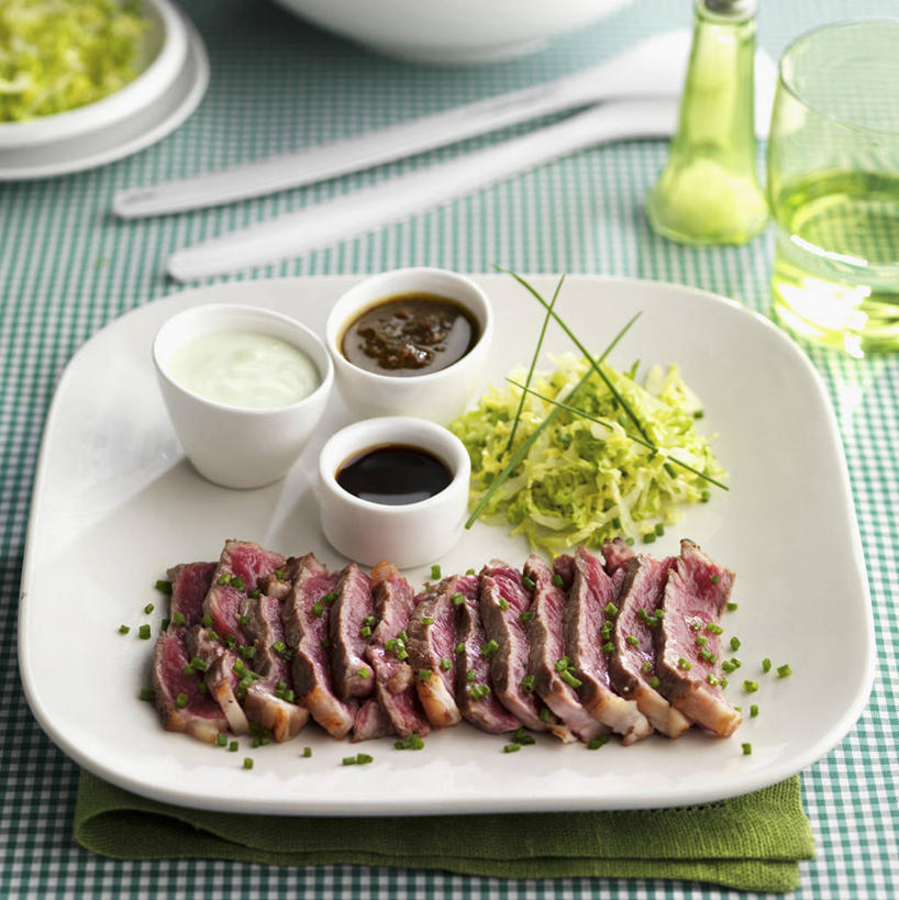 无人,竖图,俯视,室内,特写,白天,烹饪,西餐,桌面,桌子,杯子,餐具,一排,阴影,整齐,反射,木制,布料,碟子,盘,影子,陶瓷,调料,肉,牛肉,料理,食品,陶瓷制品,调味品,调味料,布纹,酱油,菜肴,美食,肉类,玻璃制品,桌布,食物,排列,盘子,餐巾,木制品,容器,水杯,碟,台布,碗,西式,佳肴,储藏,储存,队列,肉食,豉油,玻璃杯,彩图,高角度拍摄,贮存