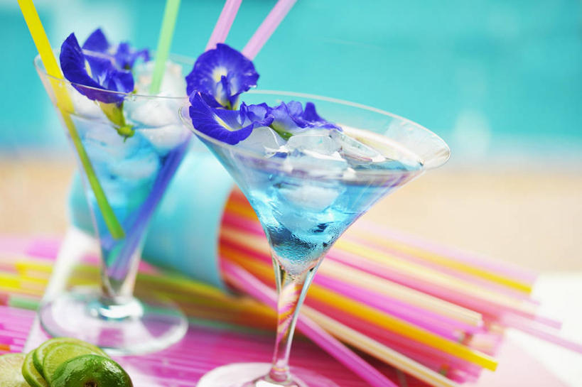 无人,横图,俯视,室内,特写,白天,桌面,桌子,杯子,阴影,朦胧,模糊,装饰,盛开,反射,木制,高脚杯,影子,塑料,冰,冰块,酒类,花蕾,文化,冷冻,玻璃制品,酒,花,花瓣,花朵,鲜花,饮料,两个,蓝色,酒杯,木制品,塑料制品,吸管,鸡尾酒,花苞,花蕊,寒冷,调酒,冷藏,华丽,修饰,点缀,冰冷,创造,空心,想象,衬托,美观,雅致,雅观,饮管,保鲜,鸡尾酒杯,玻璃杯,彩图,高角度拍摄,圆柱状