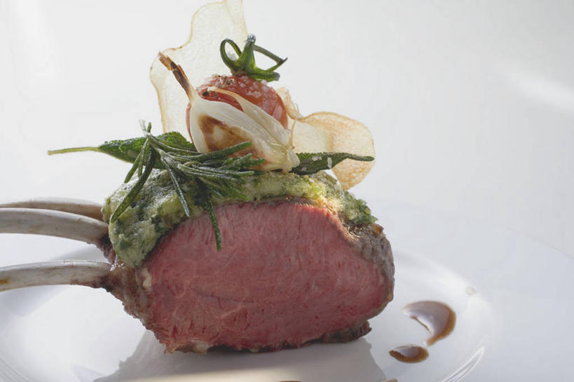 无人,横图,俯视,室内,特写,白天,白色背景,烹饪,西餐,植物,桌面,桌子,一块,阴影,反射,纹路,木制,纹理,影子,肉,羊排,料理,食品,草药,药草,羊肉,菜肴,美食,肉类,中药,食物,木制品,西式,摄影,佳肴,影棚,迷迭香,药材,中草药,肉食,中药材,本草,肌理,海洋之露,彩图,高角度拍摄,影棚拍摄,拍摄