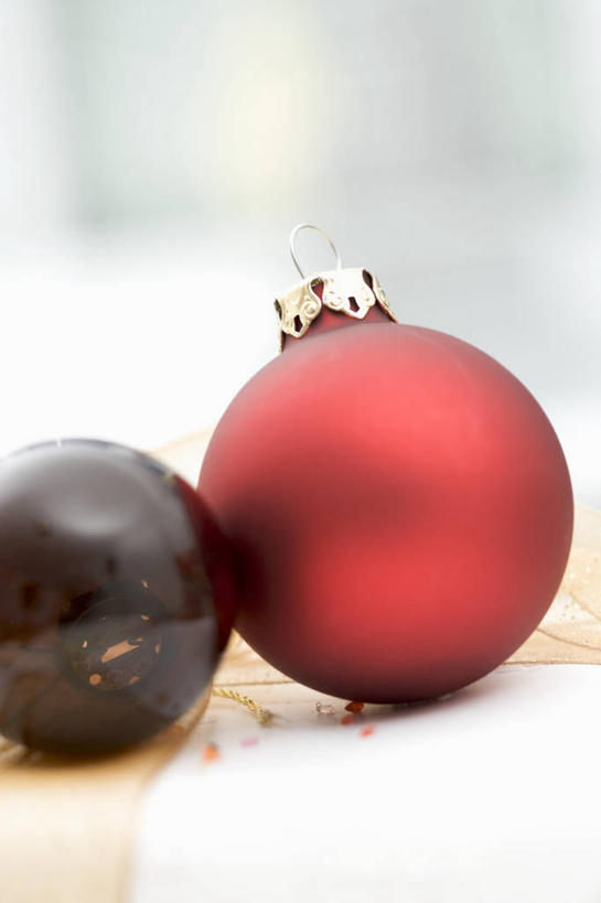 无人,竖图,室内,特写,白天,正面,桌面,桌子,静物,圣诞节,阴影,节日,朦胧,模糊,庆祝,装饰,反射,木制,挂饰,影子,棕色,圣诞球,文化,球,两个,红色,木制品,庆典,球体,纪念,华丽,修饰,点缀,衬托,美观,雅致,雅观,彩图