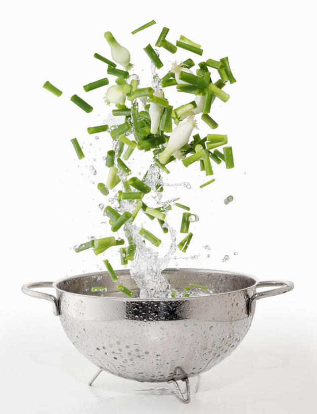 无人,竖图,室内,特写,白天,白色背景,正面,桌面,桌子,蔬菜,金属制品,阴影,飞溅,新鲜,溅,反射,金属,木制,滤器,液体,影子,勺子,水滴,葱,青葱,食品,水珠,食物,木制品,摄影,有机食品,绿色食品,影棚,喷洒,下降,降落,漏勺,降低,下跌,下落,彩图,影棚拍摄,拍摄