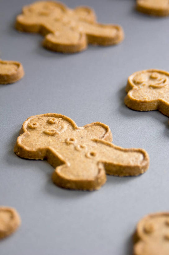 点心,无人,竖图,俯视,室内,特写,白天,桌面,桌子,圣诞节,一排,许多,阴影,灰色背景,节日,庆祝,整齐,并列,并排,人形,反射,木制,影子,食品,甜点,很多,文化,食物,糕点,排列,木制品,饼干,甜食,零食,庆典,摄影,影棚,纪念,队列,平行,酥饼,姜饼,姜饼人,装饰饼干,彩图,高角度拍摄,影棚拍摄,拍摄