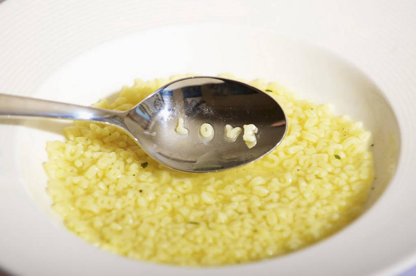 面食,面条,无人,横图,俯视,室内,特写,白天,白色背景,烹饪,中餐,桌面,桌子,餐具,金属制品,阴影,反射,金属,木制,碟子,盘,影子,勺子,面,汤,料理,食品,菜肴,美食,食物,一个,盘子,木制品,调羹,碟,汤匙,中式,摄影,佳肴,影棚,单个,彩图,高角度拍摄,影棚拍摄,拍摄