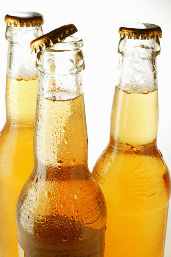 啤酒,无人,竖图,俯视,室内,特写,白天,白色背景,水,阴影,反射,液体,影子,水滴,酒类,玻璃制品,酒,酒瓶,饮料,三个,黄色,玻璃瓶,瓶子,摄影,影棚,彩图,高角度拍摄,影棚拍摄,拍摄