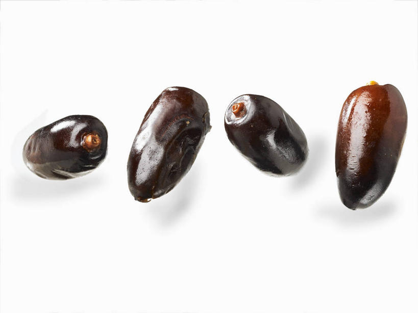 无人,横图,俯视,室内,特写,白天,白色背景,桌面,桌子,水果,一排,阴影,新鲜,整齐,反射,木制,影子,生食,食品,果实,食物,排列,木制品,四个,摄影,有机食品,绿色食品,影棚,队列,枣椰子,波斯枣,番枣,海枣,无漏子,椰枣,伊拉克枣,彩图,高角度拍摄,影棚拍摄,拍摄