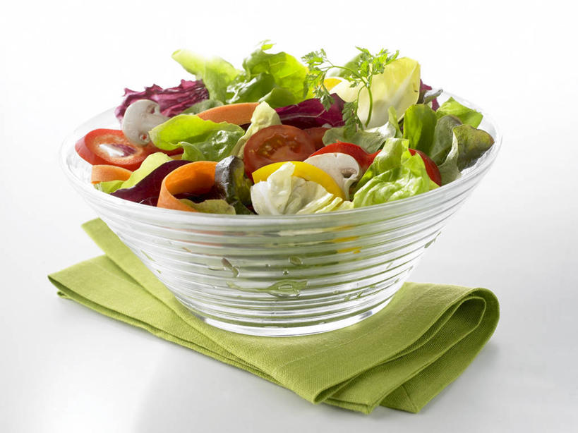 无人,横图,俯视,室内,特写,白天,白色背景,植物,桌面,桌子,辣椒,蔬菜,椰菜,卷心菜,叶子,阴影,花纹,新鲜,反射,木制,布,图案,纹理,影子,陶瓷,生菜,莴苣,紫甘蓝,生食,蔬菜沙拉,沙拉,食品,绿叶,陶瓷制品,布纹,色拉,沙律,紫包菜,食物,一个,绿色,木制品,容器,碗,嫩叶,赤甘蓝,甘蓝,摄影,有机食品,绿色食品,影棚,单个,色拉酱,储藏,布匹,储存,千岛酱,彩椒,紫椰菜,辣角,红海椒,大椒,辣虎,广椒,肌理,春菜,鹅仔菜,莴仔菜,千金菜,叶用莴苣,紫圆白菜,叶,叶片,叶脉,甜椒,柿子椒,辣子,结球甘蓝,红甘蓝,海椒,甘兰,番椒,灯笼椒,包心菜,彩图,高角度拍摄,影棚拍摄,拍摄,贮存