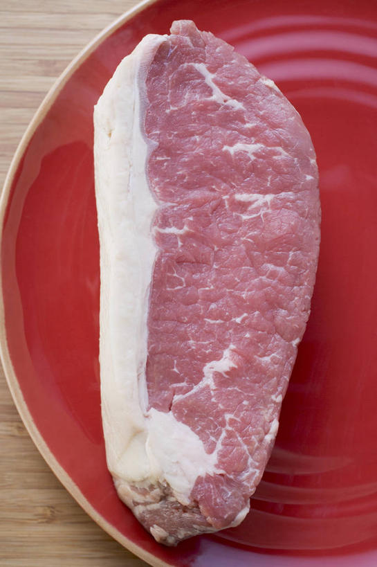 无人,竖图,俯视,室内,特写,白天,烹饪,西餐,桌面,桌子,餐具,一块,阴影,反射,纹路,木制,碟子,盘,纹理,影子,肉,牛排,牛肉,料理,食品,菜肴,美食,肉类,食物,一个,红色,盘子,木制品,碟,西式,佳肴,单个,肉食,肌理,彩图,高角度拍摄