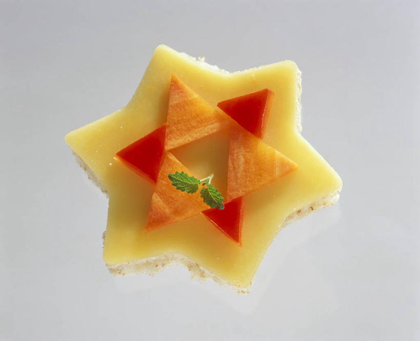 点心,面包,奶酪,无人,横图,俯视,室内,特写,白天,白色背景,烹饪,西餐,桌面,桌子,萝卜,胡萝卜,辣椒,蔬菜,阴影,新鲜,反射,木制,影子,干酪,起司,三明治,料理,食品,面点,芝士,营养,菜肴,美食,食物,糕点,木制品,快餐,乳酪,西式,摄影,佳肴,有机食品,绿色食品,影棚,乳制品,发酵,彩椒,西式快餐,辣角,红海椒,大椒,辣虎,广椒,三文治,甜椒,柿子椒,辣子,红萝卜,海椒,甘荀,番椒,灯笼椒,彩图,高角度拍摄,影棚拍摄,拍摄