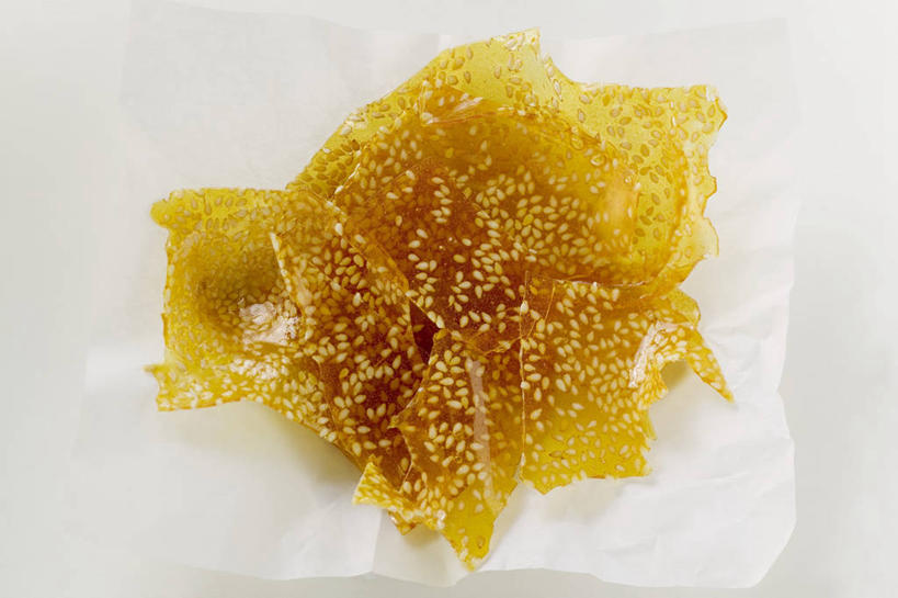 无人,横图,俯视,室内,特写,白天,桌面,桌子,阴影,反射,木制,包装,包装纸,影子,纸,芝麻,食品,糖,糖果,甜点,甜品,纸张,软糖,食物,黄色,木制品,甜食,包装材料,牛皮纸,脂麻,胡麻,白麻,巨胜子,油麻,彩图,高角度拍摄