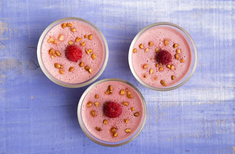 点心,无人,横图,俯视,室内,特写,白天,植物,桌面,桌子,浆果,豆,花生,水果,阴影,新鲜,反射,木制,影子,陶瓷,桑葚,桑椹,豆类,豆子,生食,食品,布丁,坚果,甜点,甜品,果实,陶瓷制品,食物,三个,木制品,容器,碗,果冻,甜食,零食,覆盆子,摄影,长生果,有机食品,绿色食品,影棚,储藏,储存,花生仁,啫喱,豆科,落花生,落生,熊果,熊梅,熊葡萄,花生米,花生豆,彩图,高角度拍摄,影棚拍摄,拍摄,贮存