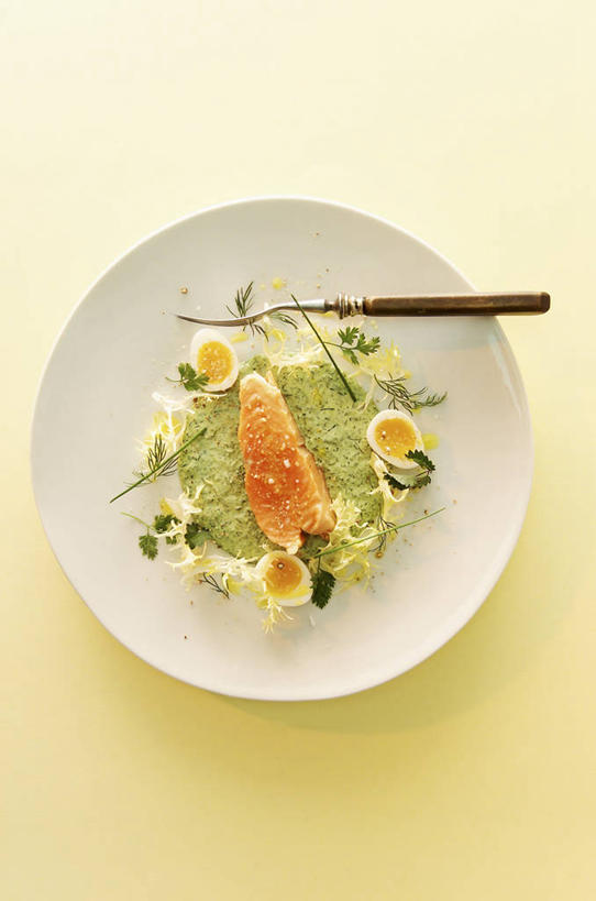 无人,竖图,俯视,室内,特写,白天,桌面,桌子,鳟鱼,菠菜,蔬菜,餐具,金属制品,阴影,黄色背景,新鲜,反射,金属,木制,叉子,碟子,盘,影子,蛋,调料,酱料,酱汁,佐料,美乃滋,食品,鹌鹑蛋,调味品,调味料,酱,食物,一个,盘子,木制品,碟,摄影,有机食品,绿色食品,影棚,单个,蛋黄酱,餐叉,鮅,赤眼鱼,红目鳟,红眼棒,卵,鹌鹑卵,鹑鸟蛋,蛋黄沙拉酱,调味油,进餐用具,野草鱼,鹦鹉菜,鼠根菜,角菜,红嘴绿鹦哥,赤根菜,菠薐菜,波斯草,彩图,高角度拍摄,影棚拍摄,拍摄