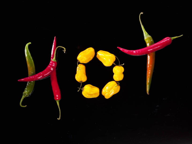 无人,横图,俯视,室内,特写,白天,桌面,桌子,辣椒,蔬菜,一排,阴影,黑色背景,新鲜,整齐,反射,木制,英文,标志,文字,影子,字符,字母,食品,标识,食物,排列,黄色,红色,绿色,木制品,摄影,有机食品,绿色食品,影棚,英文字母,队列,彩椒,辣角,红海椒,大椒,辣虎,广椒,甜椒,柿子椒,辣子,海椒,番椒,灯笼椒,彩图,高角度拍摄,影棚拍摄,拍摄