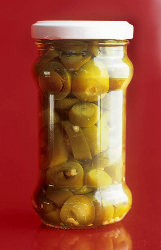 无人,竖图,俯视,室内,特写,白天,桌面,桌子,辣椒,蔬菜,玻璃,阴影,红色背景,新鲜,反射,木制,影子,食品,玻璃制品,食物,一个,玻璃瓶,木制品,瓶子,摄影,有机食品,绿色食品,影棚,单个,广口瓶,辣角,红海椒,大椒,辣虎,广椒,辣子,红辣椒,海椒,番椒,彩图,高角度拍摄,影棚拍摄,拍摄