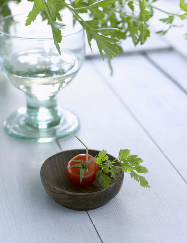 无人,竖图,俯视,室内,特写,白天,水,桌面,桌子,芹菜,蔬菜,西红柿,小番茄,杯子,叶子,阴影,新鲜,反射,木制,液体,影子,食品,绿叶,饮用水,玻璃制品,食物,一个,木制品,水杯,矿泉水,嫩叶,有机食品,绿色食品,荷兰芹,欧芹,香芹,单个,蒸馏水,法香,巴西利,洋香菜,洋芫荽,法国香菜,旱芹菜,番荽,小西红柿,樱桃小番茄,珍珠小番茄,叶,叶片,玻璃杯,樱桃番茄,圣女果,番茄,彩图,高角度拍摄